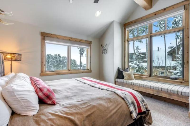 Luxurious 6-bedroom Ski-in-ski-out Home, Very Spacious, With Private Hot Tub And Game Room, Holiday home