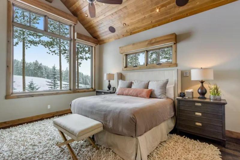 Luxurious 6-bedroom Ski-in-ski-out Home, Very Spacious, With Private Hot Tub And Game Room,