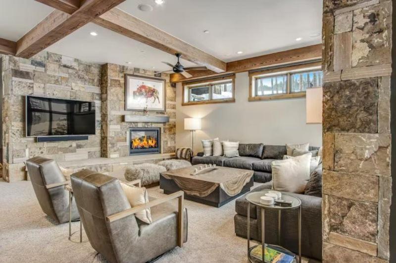 Luxurious 6-bedroom Ski-in-ski-out Home, Very Spacious, With Private Hot Tub And Game Room, Holiday home *