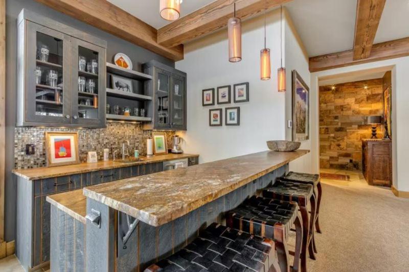 Luxurious 6-bedroom Ski-in-ski-out Home, Very Spacious, With Private Hot Tub And Game Room, Holiday home