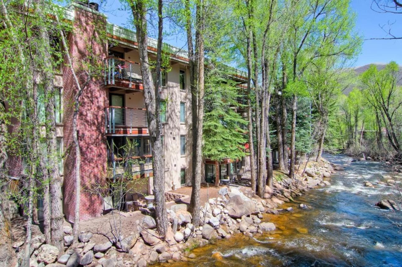 Chateau Eau Claire Unit 17, Serene Overlooking The River With Many Upgrades Holiday home *