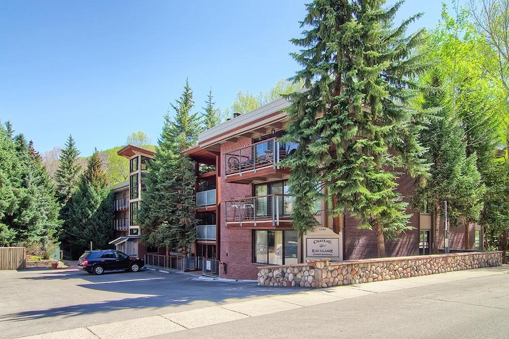 Chateau Eau Claire Unit 17, Serene Overlooking The River With Many Upgrades Holiday home