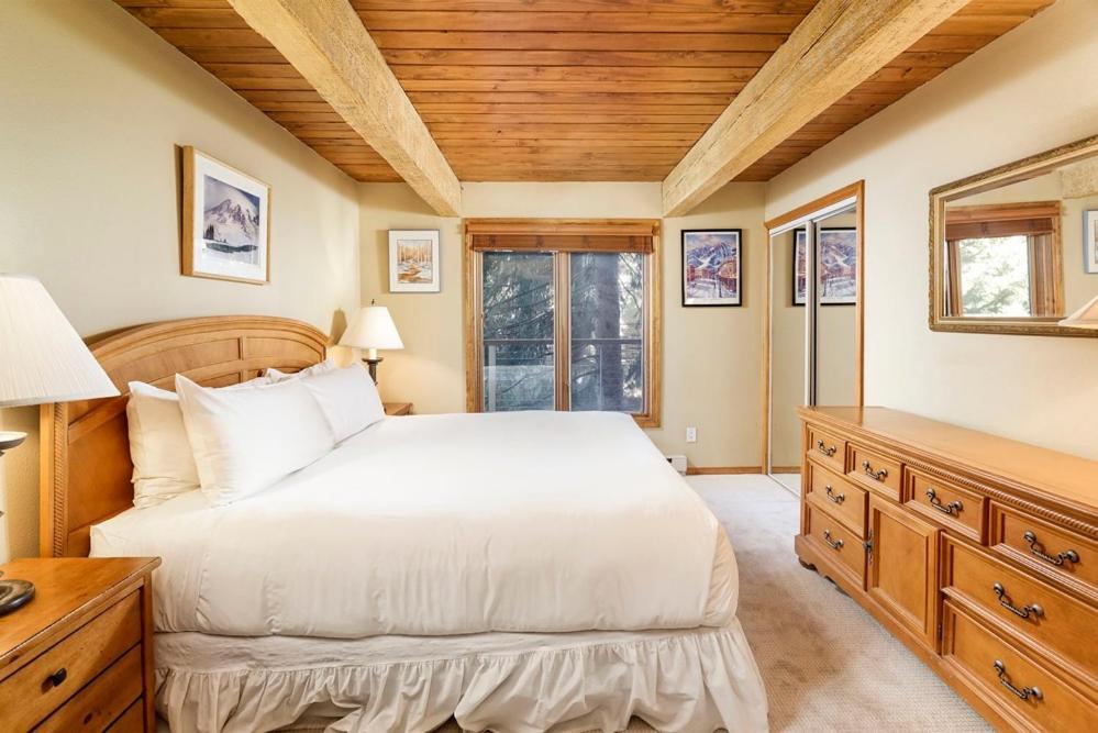 Chateau Eau Claire Unit 17, Serene Overlooking The River With Many Upgrades Holiday home Aspen