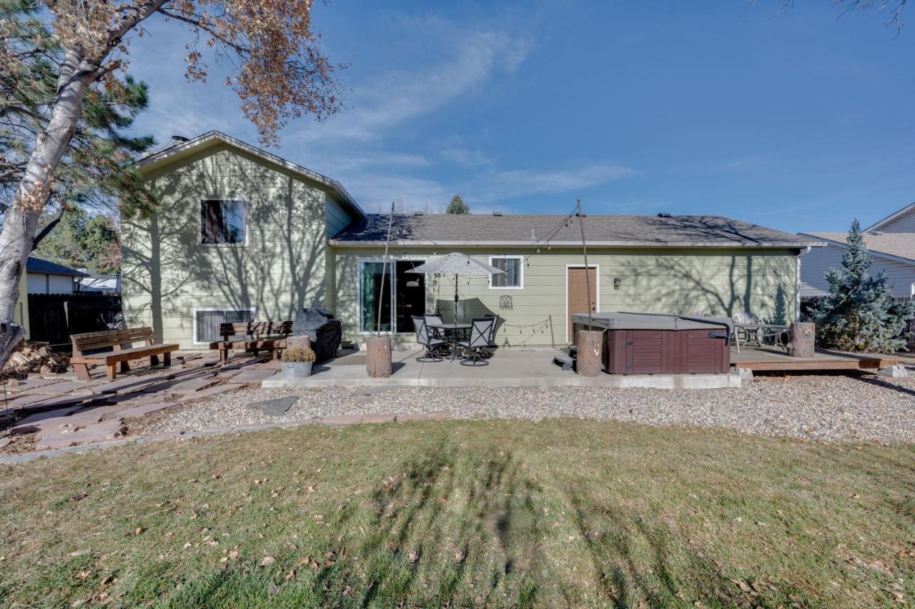 With Private Hot Tub And Wood Fireplace!