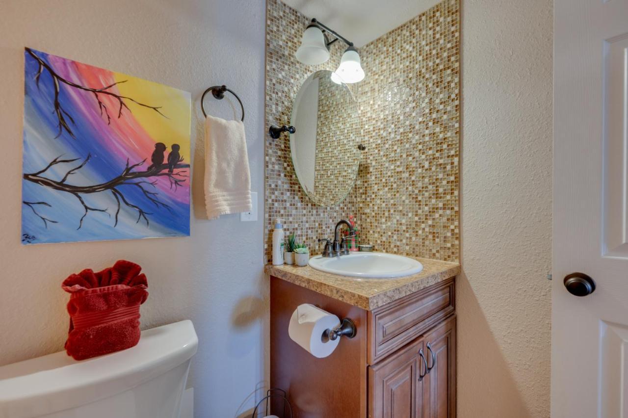 Casa de férias With Private Hot Tub And Wood Fireplace! *