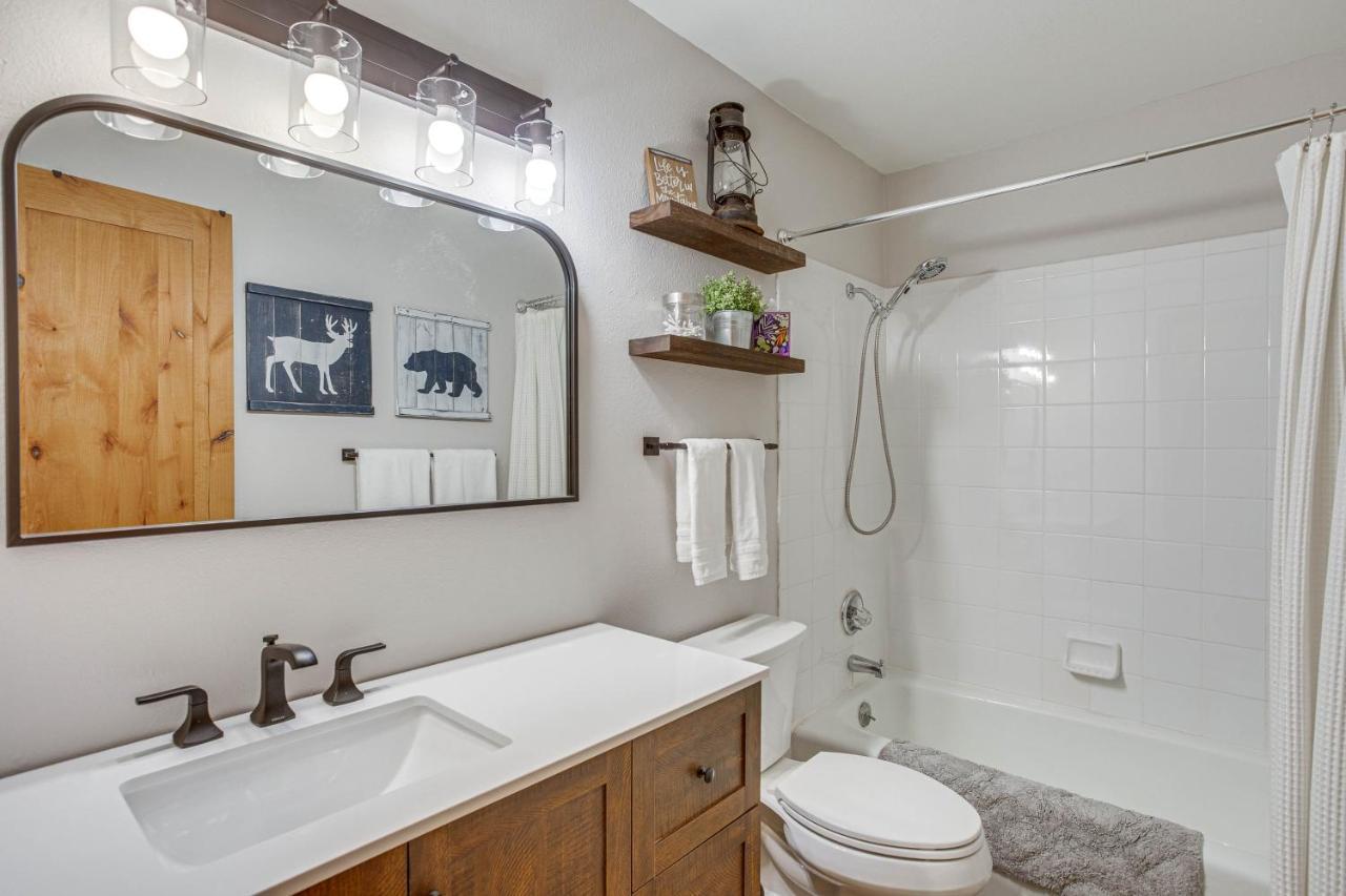 Colorado Escape With Pool Access And Mountain Views!