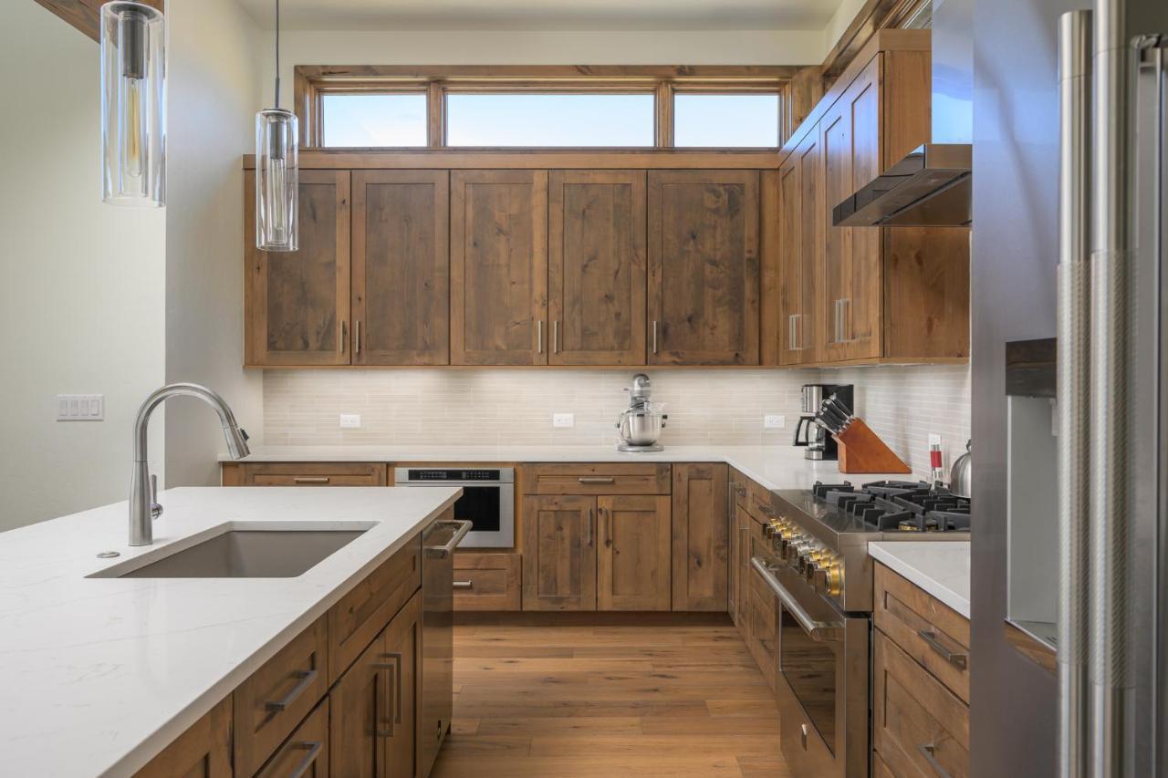 New Luxury 502 Next To / Hot Tub & Views / Price - $500 Free Activities Daily Holiday home *