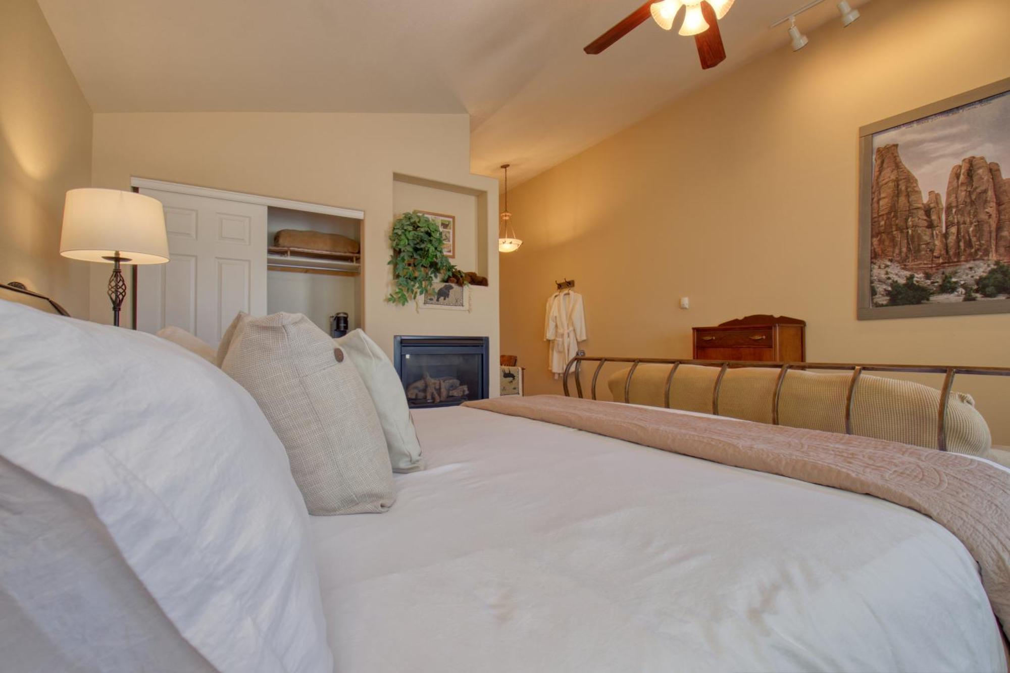 Castle Creek Manor Bed & Breakfast