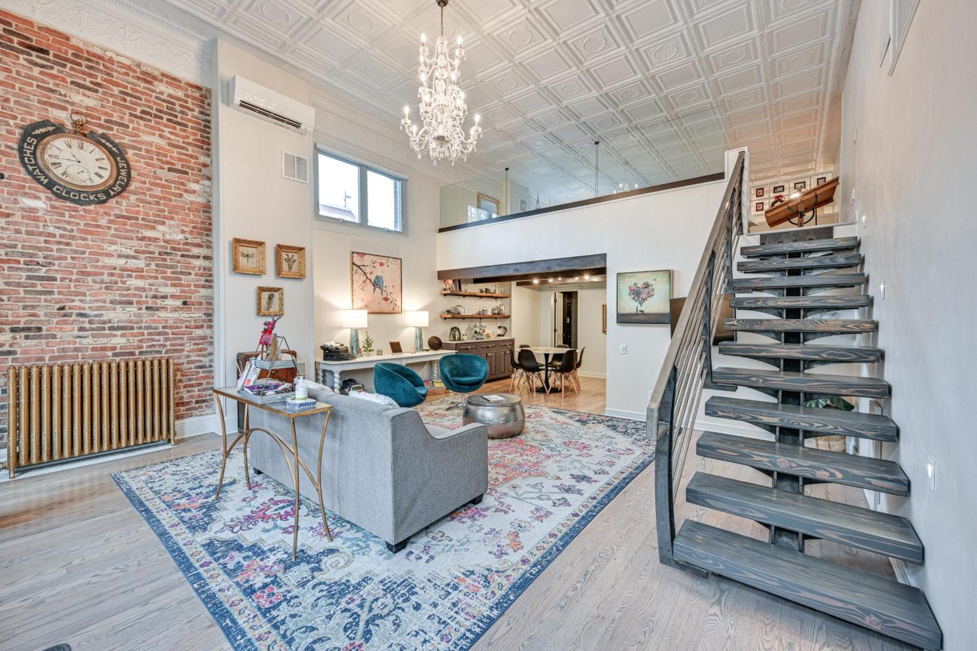 Apartment Walk To Arkansas River Historic Palace Loft! *