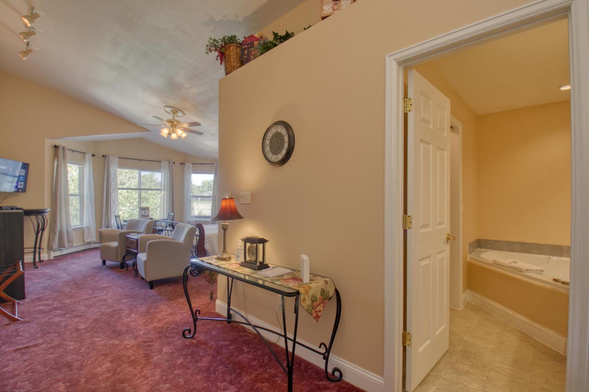 Castle Creek Manor Bed & Breakfast *