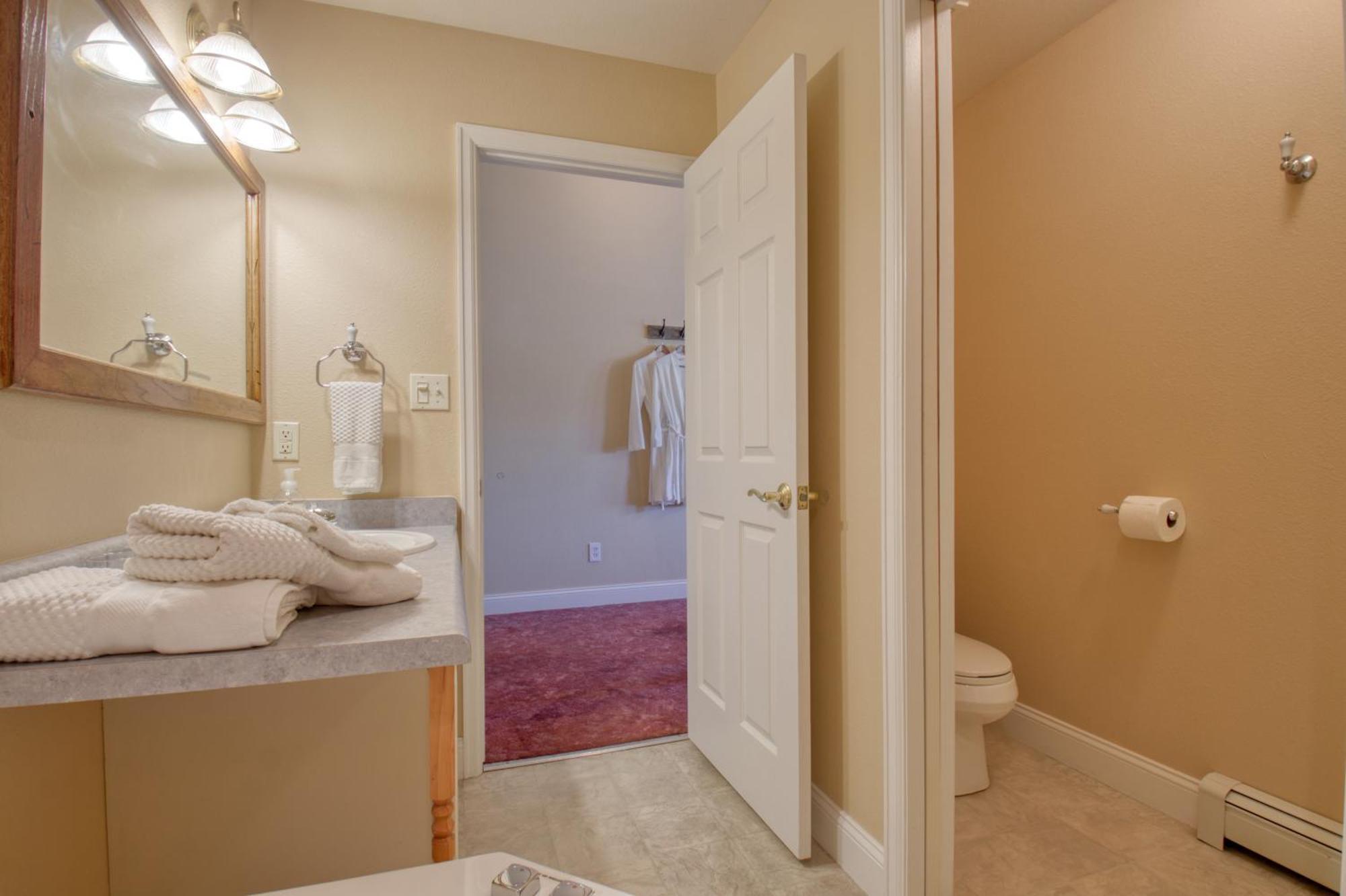 Castle Creek Manor Bed & Breakfast *