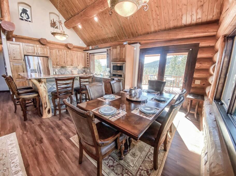 Spectacular Custom Log With Hot Tub, Epic Views, Fireplace - Moose Tracks