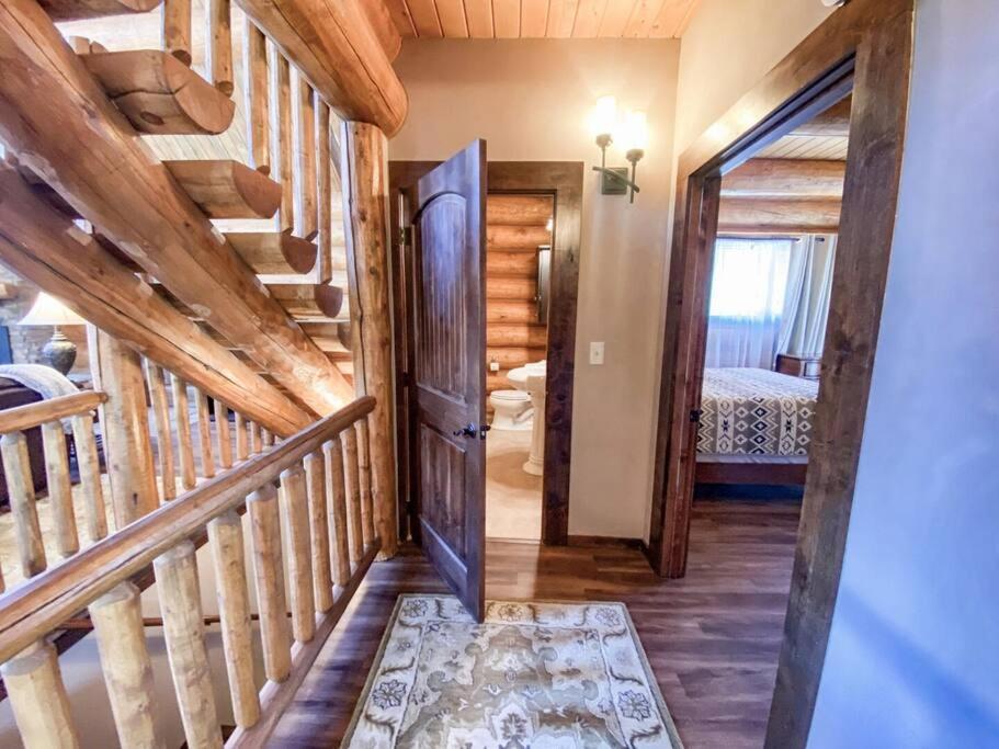 Spectacular Custom Log With Hot Tub, Epic Views, Fireplace - Moose Tracks Holiday home