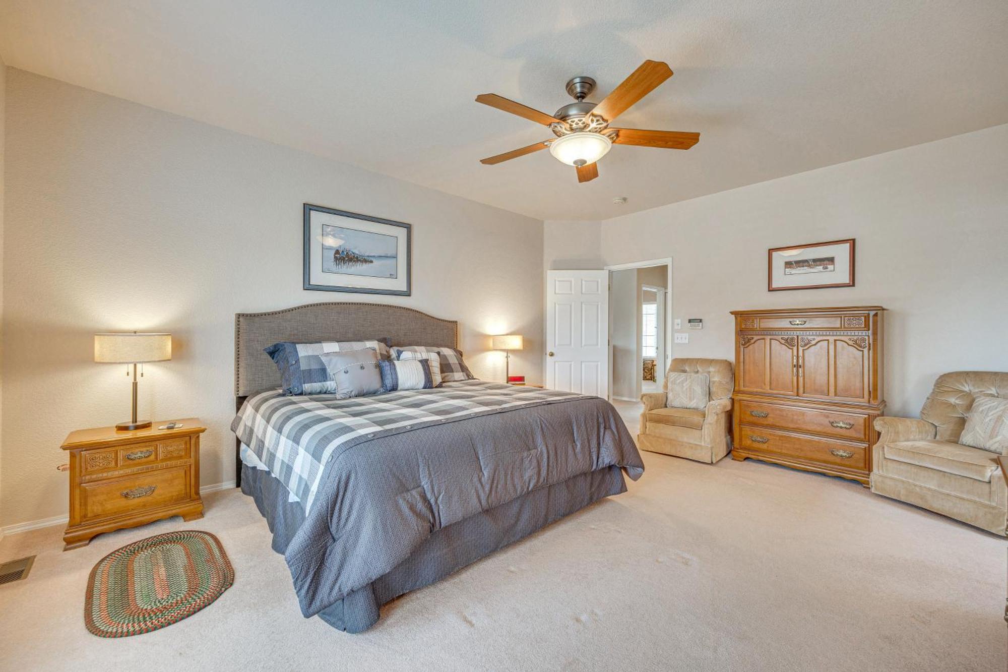 Large Colorado Springs With View Of Pikes Peak!