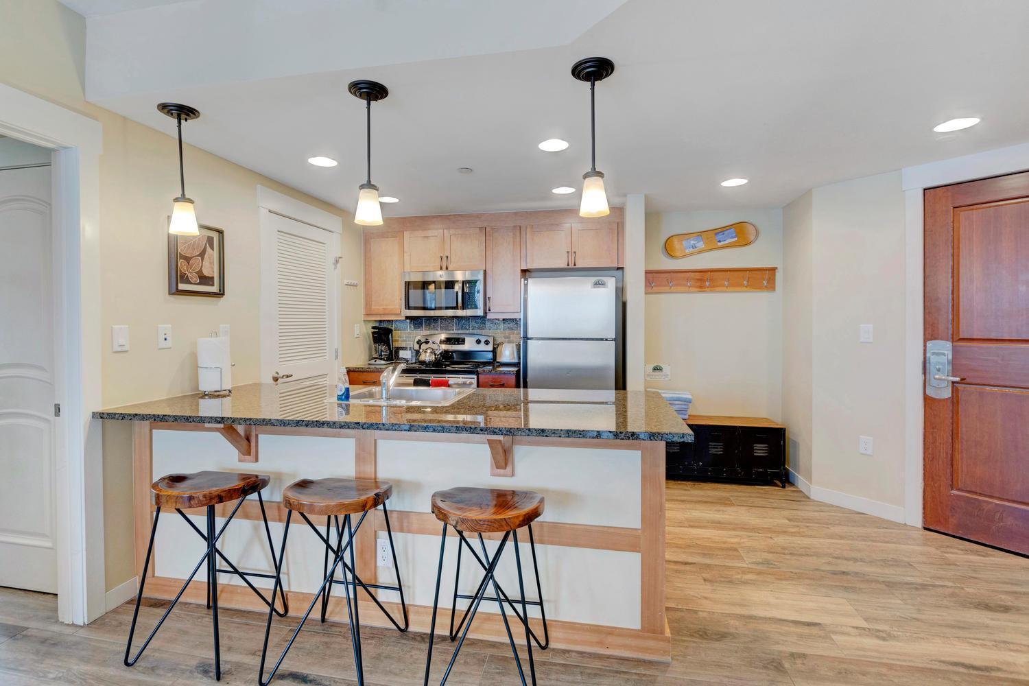 Ski-out Luxury Condo: Mountain Views & Hot Tub Retreat Holiday home