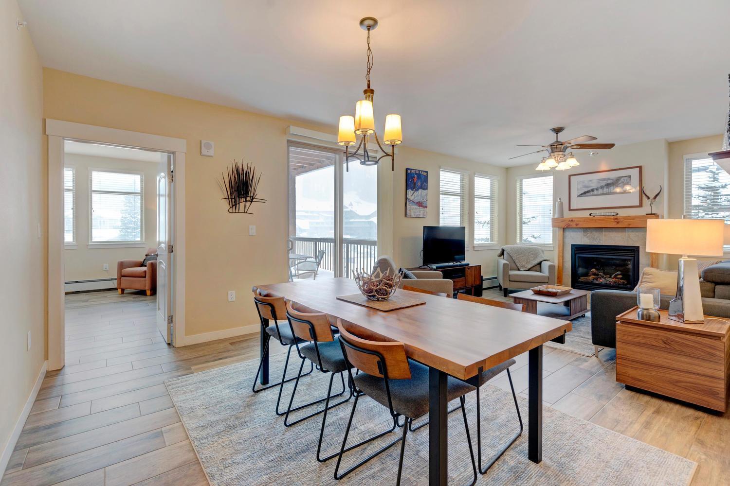 Ski-out Luxury Condo: Mountain Views & Hot Tub Retreat * Winter Park