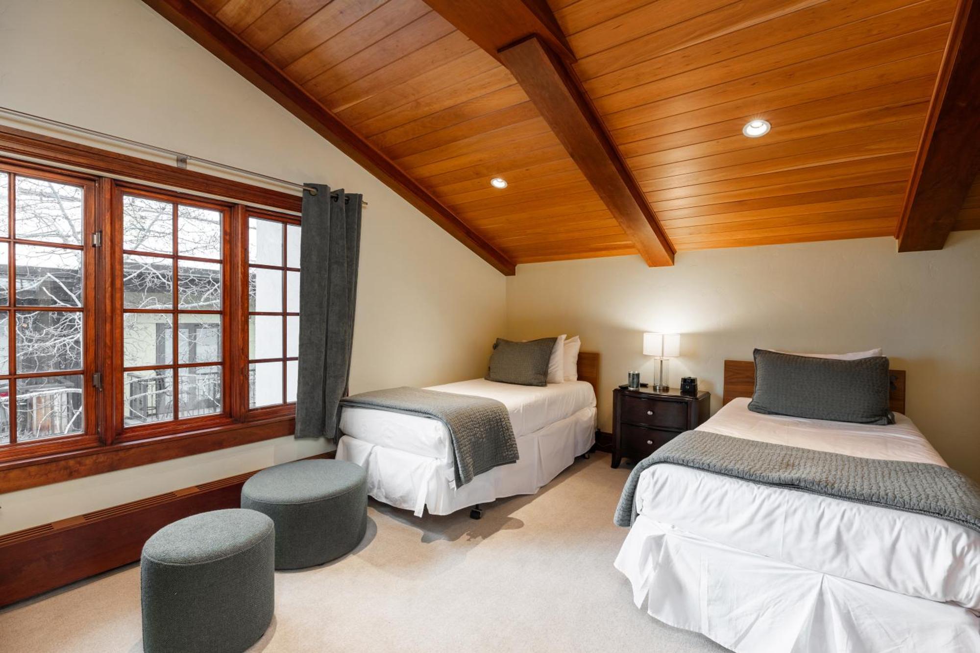 Aparthotel At *