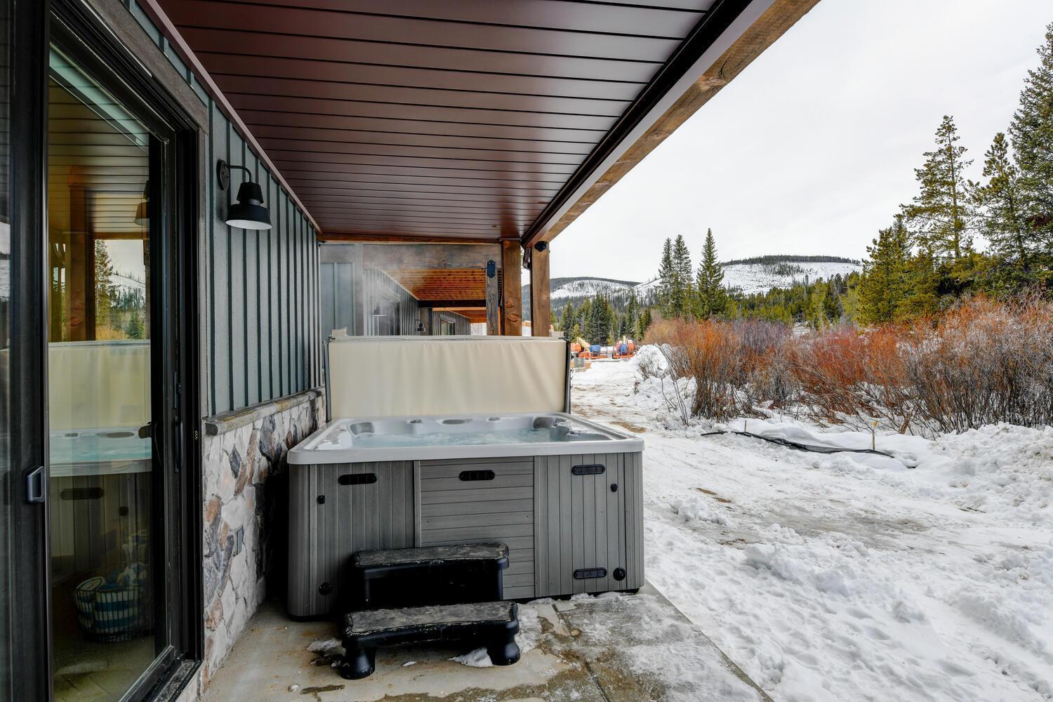 New Luxury 85 / Hot Tub / Rooftop Lounge / Views / Price- $500 Free Activities Daily * Winter Park