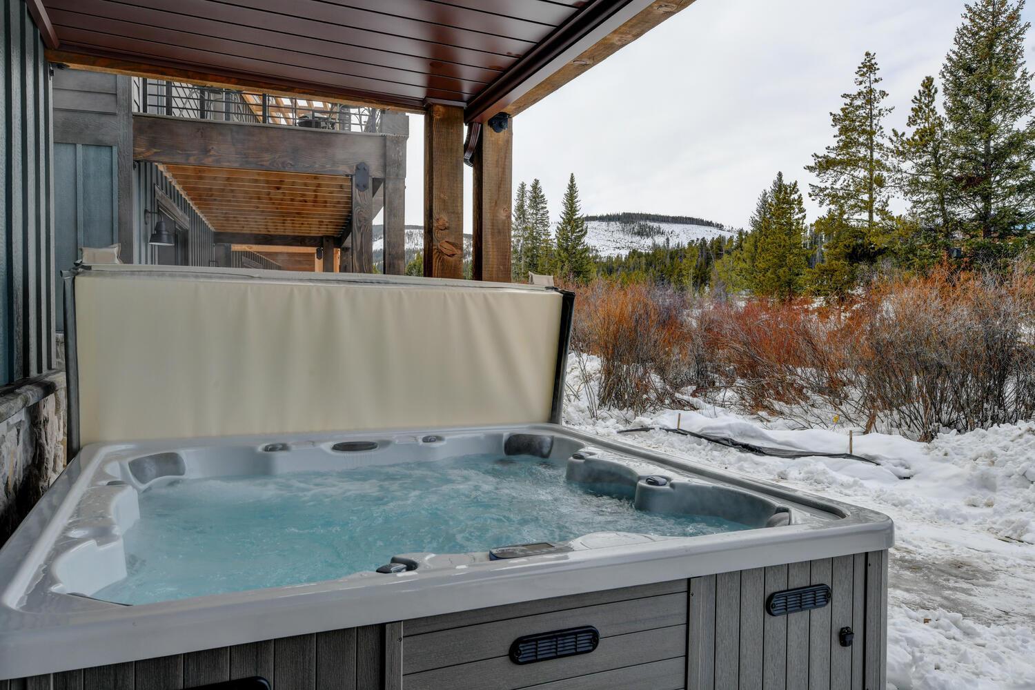 Casa de férias New Luxury 85 / Hot Tub / Rooftop Lounge / Views / Price- $500 Free Activities Daily *