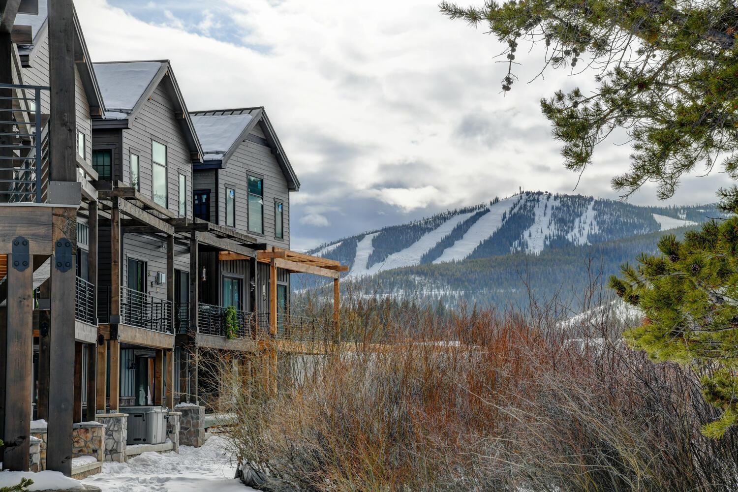 New Luxury 85 / Hot Tub / Rooftop Lounge / Views / Price- $500 Free Activities Daily *