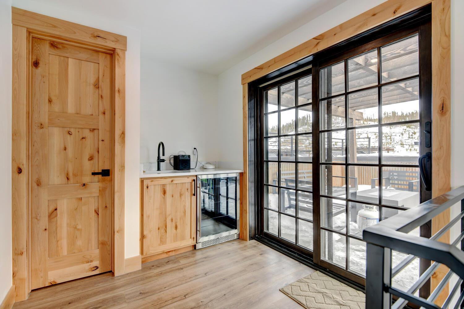 New Luxury 85 / Hot Tub / Rooftop Lounge / Views / Price- $500 Free Activities Daily