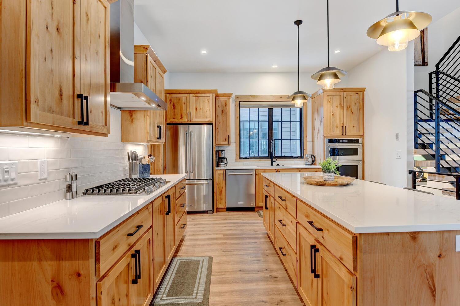 New Luxury 85 / Hot Tub / Rooftop Lounge / Views / Price- $500 Free Activities Daily *