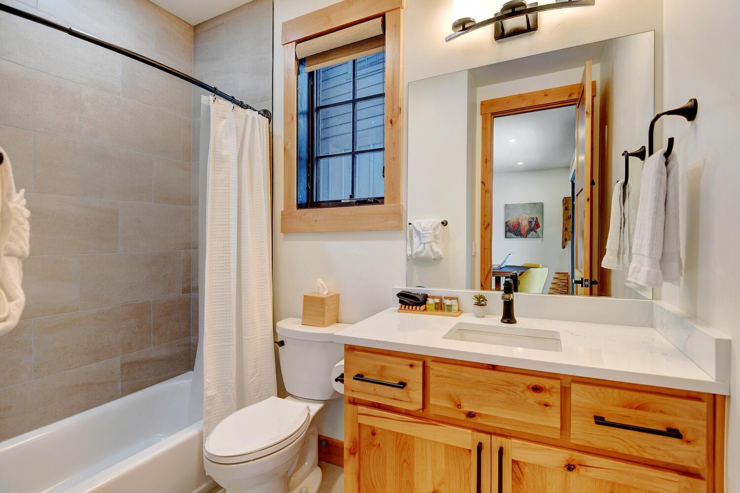 New Luxury 85 / Hot Tub / Rooftop Lounge / Views / Price- $500 Free Activities Daily