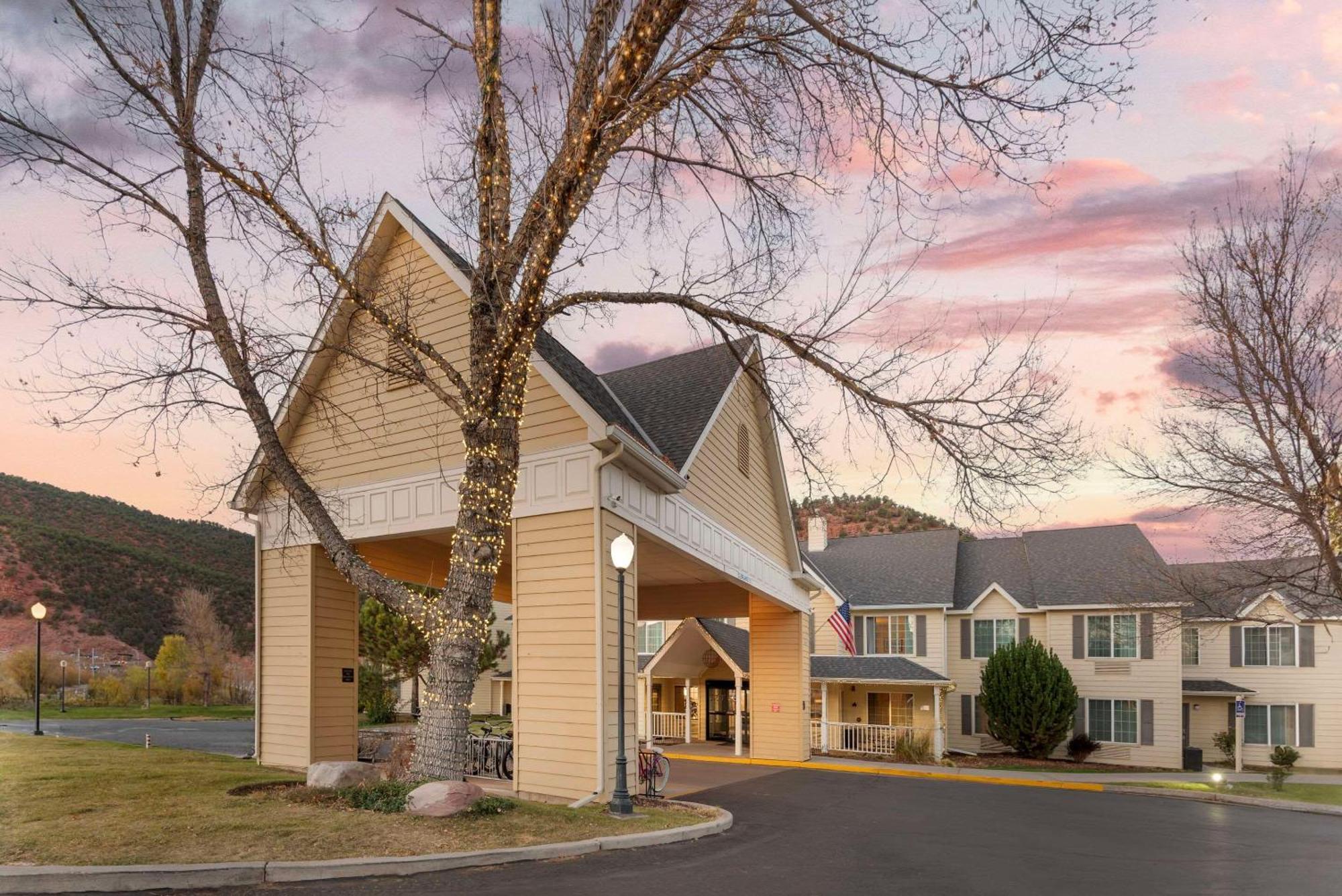 Hotel Comfort & On The Roaring Fork Carbondale