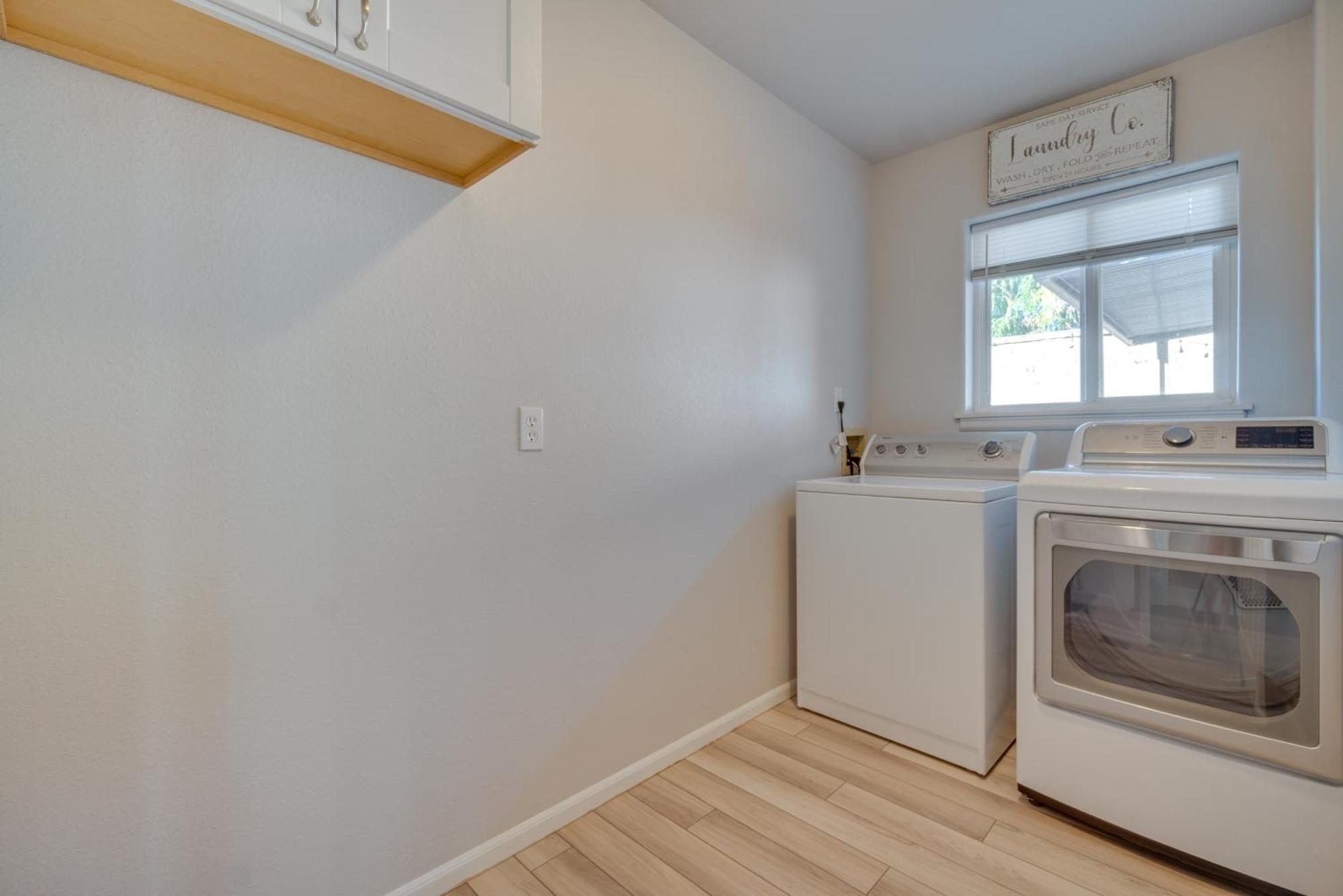 Charming Getaway, Walk To And Downtown! Windsor