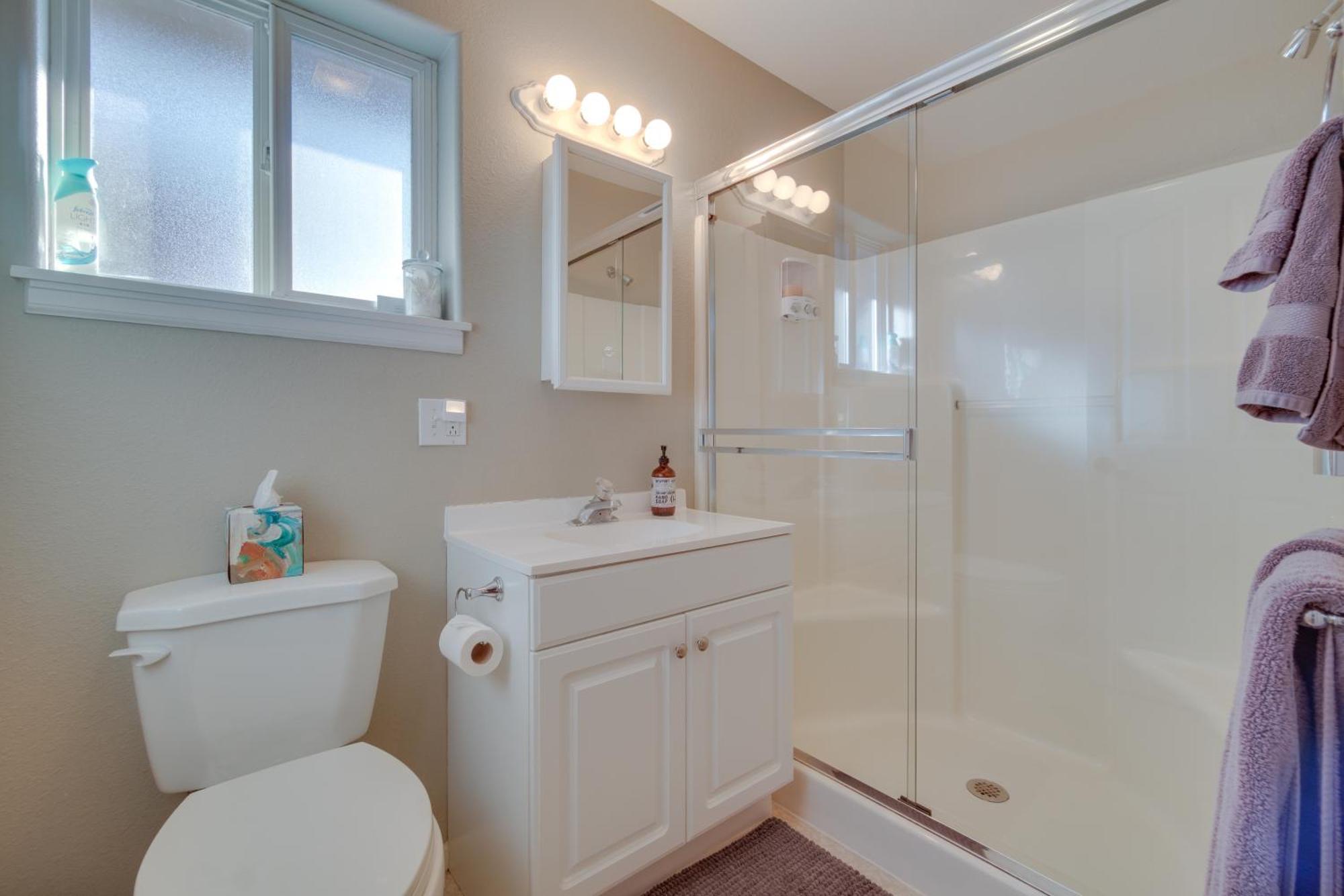 Charming Getaway, Walk To And Downtown! Holiday home