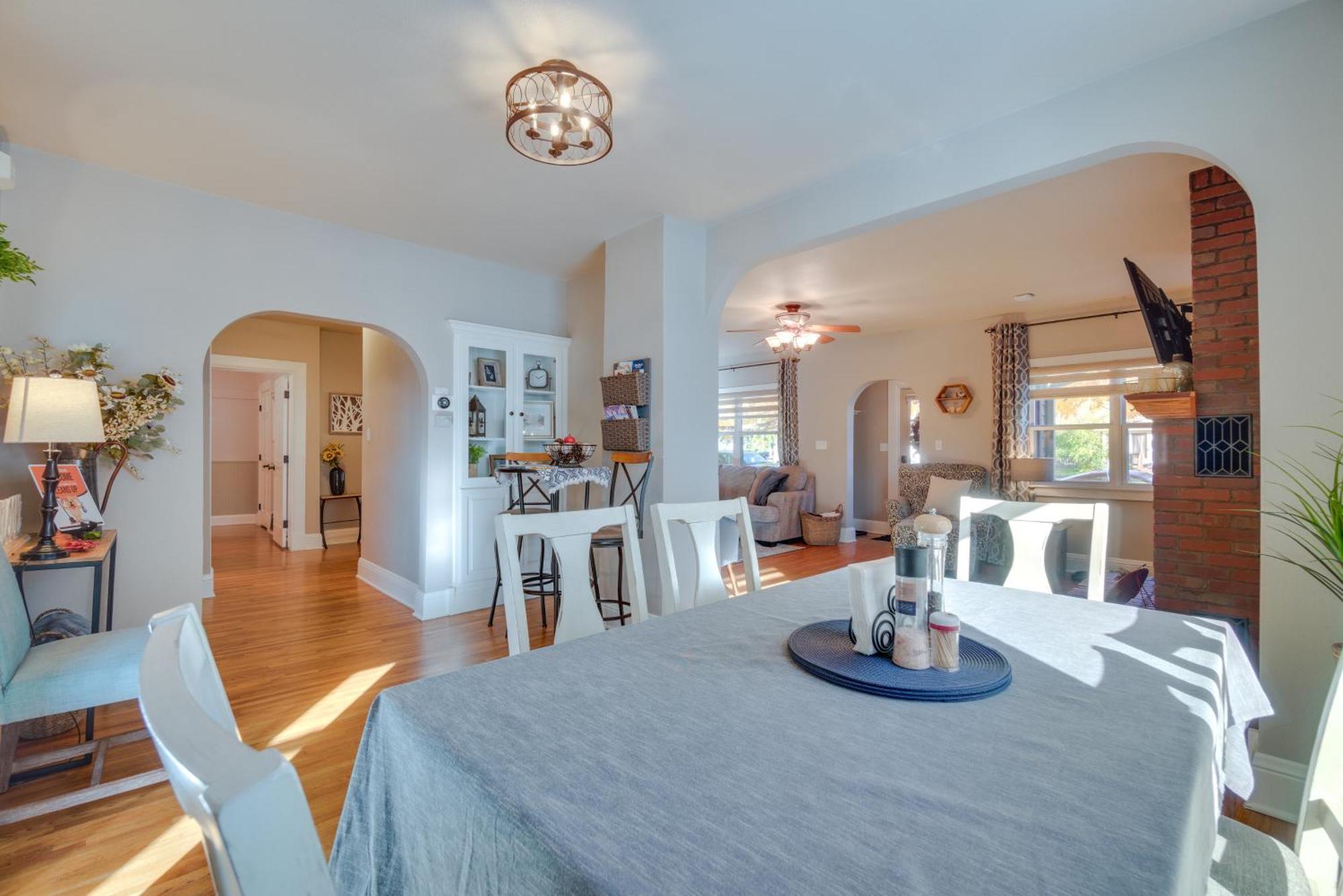 Charming Getaway, Walk To And Downtown! Holiday home *