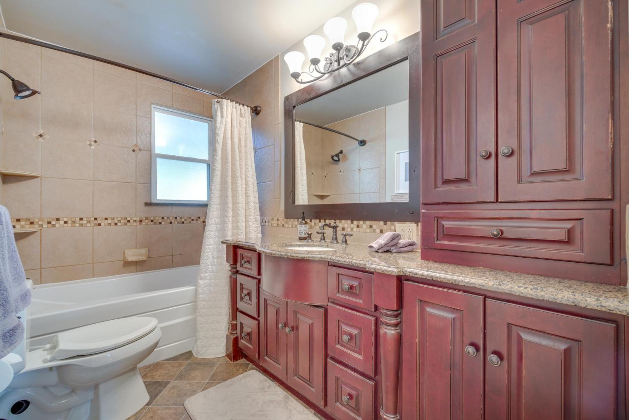 Holiday home Charming Getaway, Walk To And Downtown! Windsor