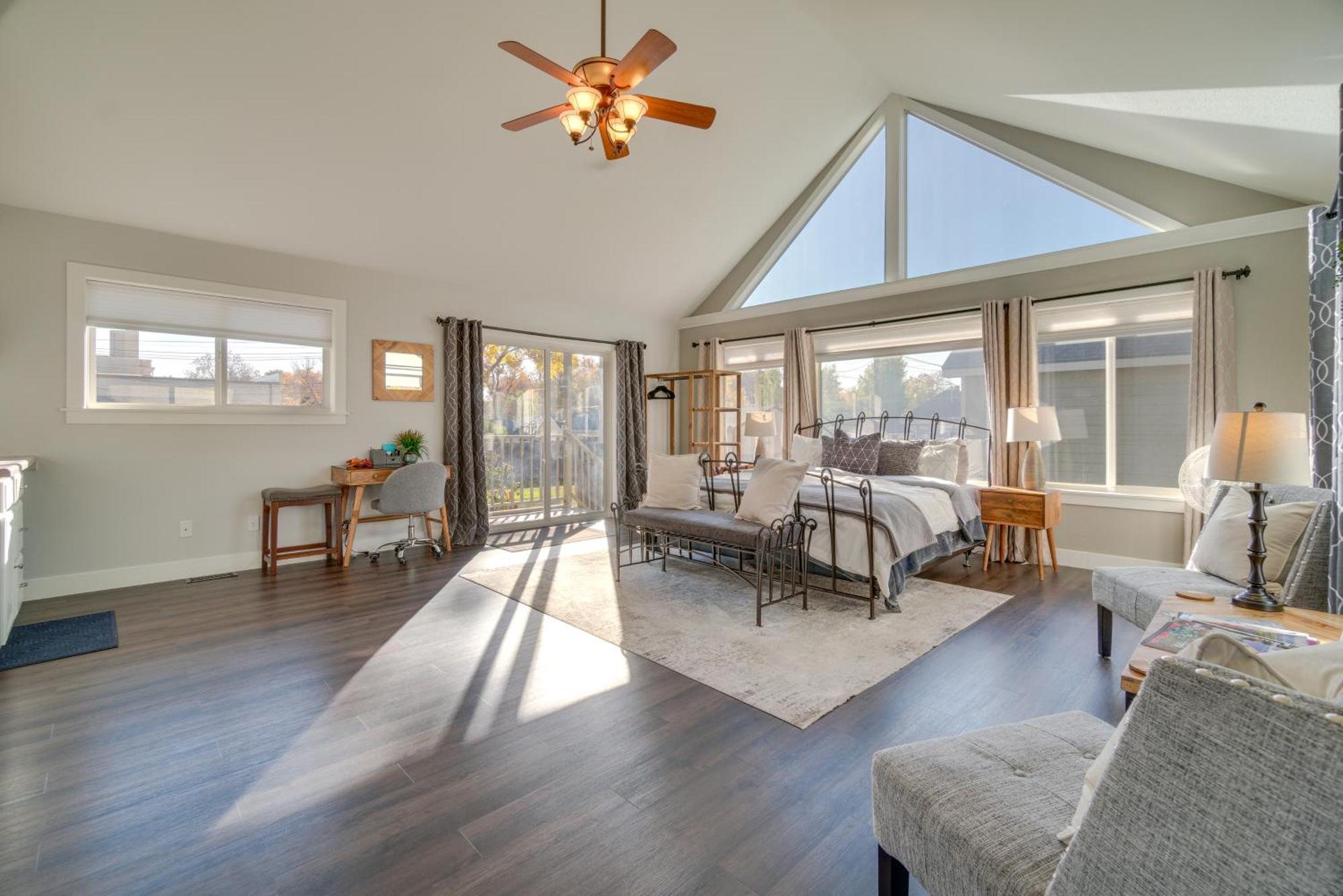 Holiday home Charming Getaway, Walk To And Downtown!