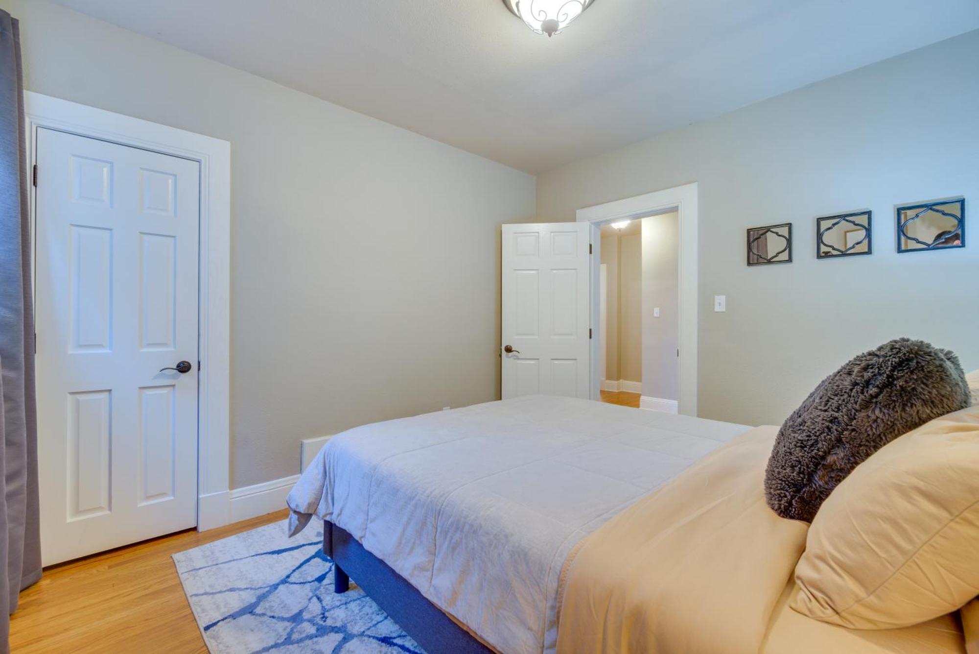 Charming Getaway, Walk To And Downtown! Holiday home Windsor