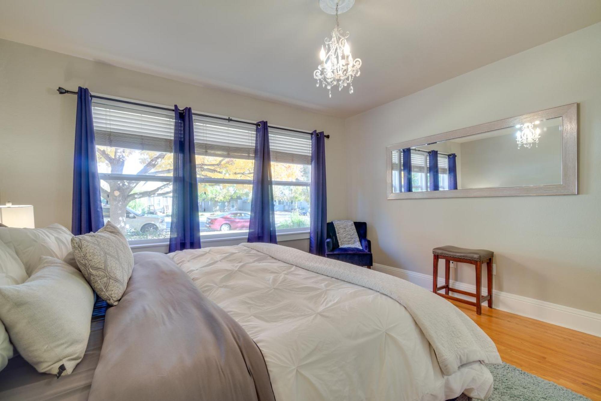 Holiday home Charming Getaway, Walk To And Downtown!