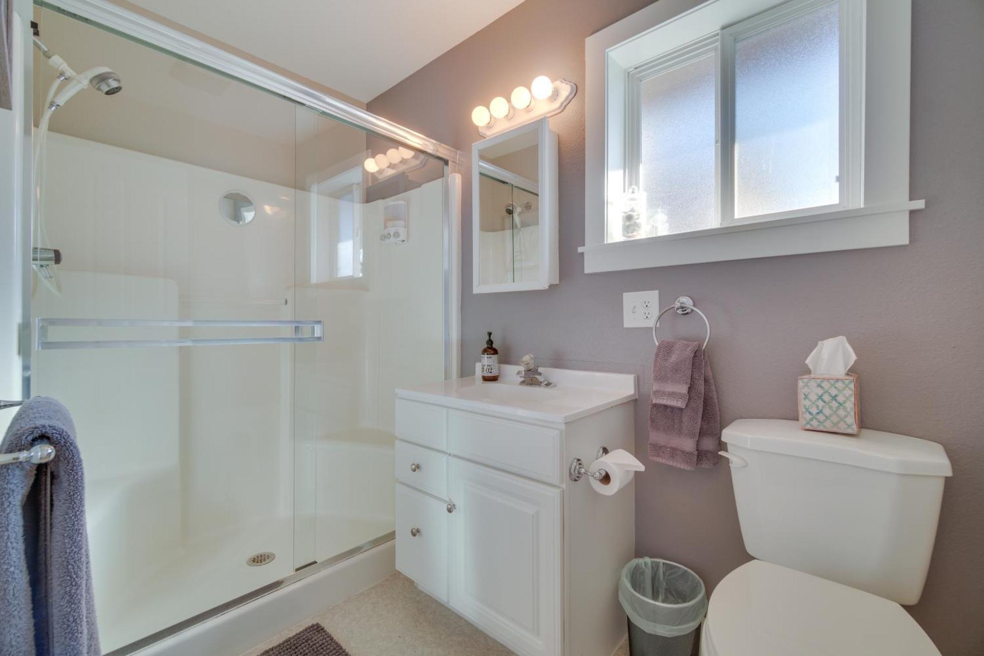 Charming Getaway, Walk To And Downtown! Holiday home Windsor