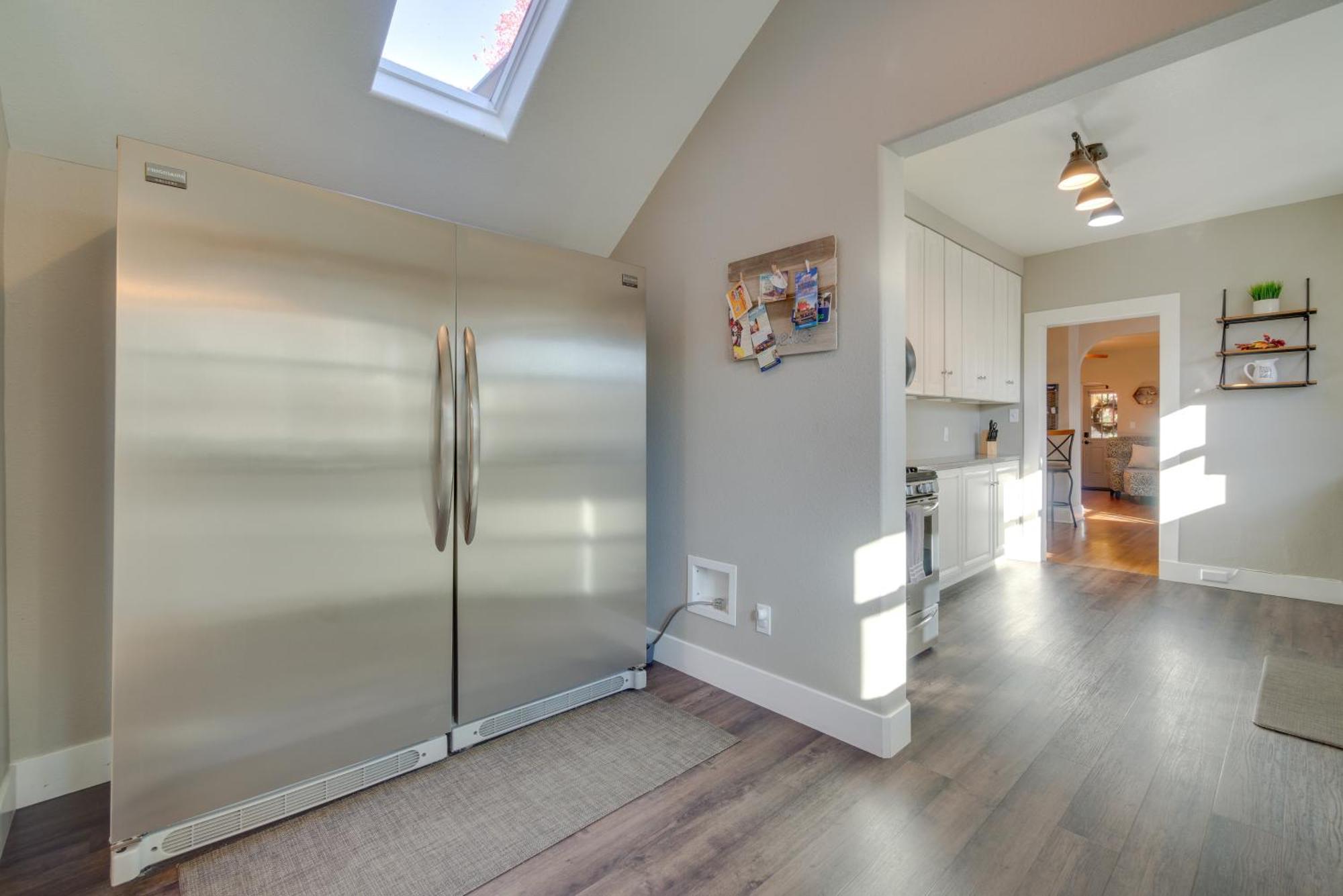 Charming Getaway, Walk To And Downtown! Windsor