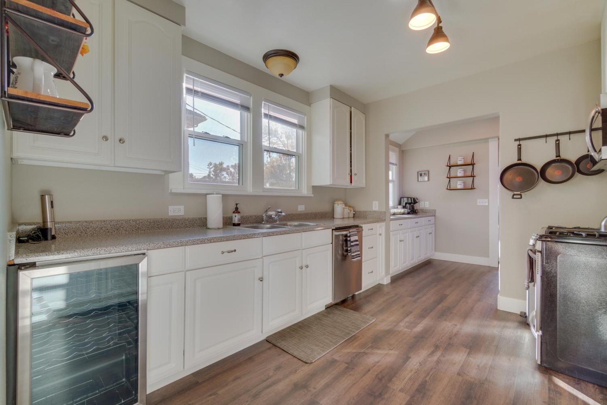 Charming Getaway, Walk To And Downtown! Holiday home