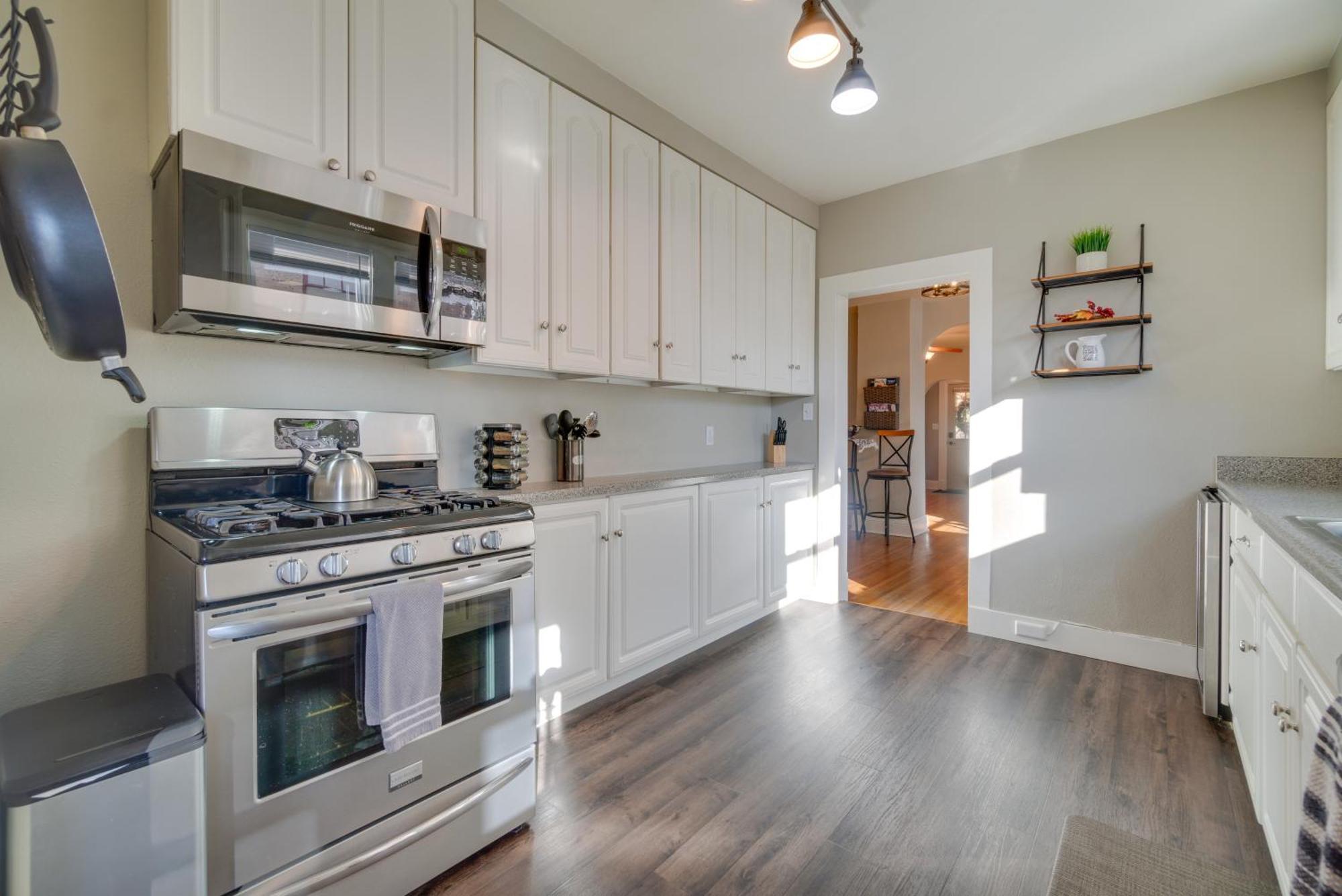 Holiday home Charming Getaway, Walk To And Downtown! *