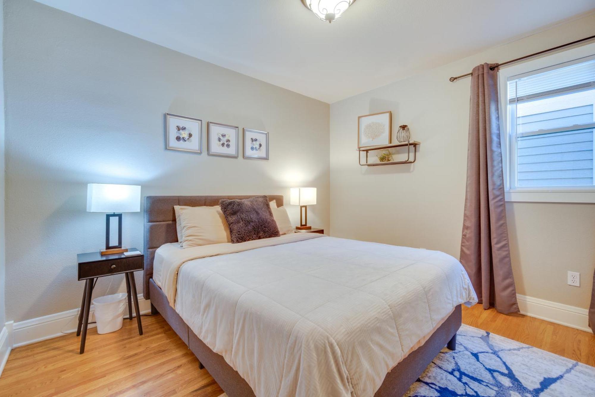 Charming Getaway, Walk To And Downtown!