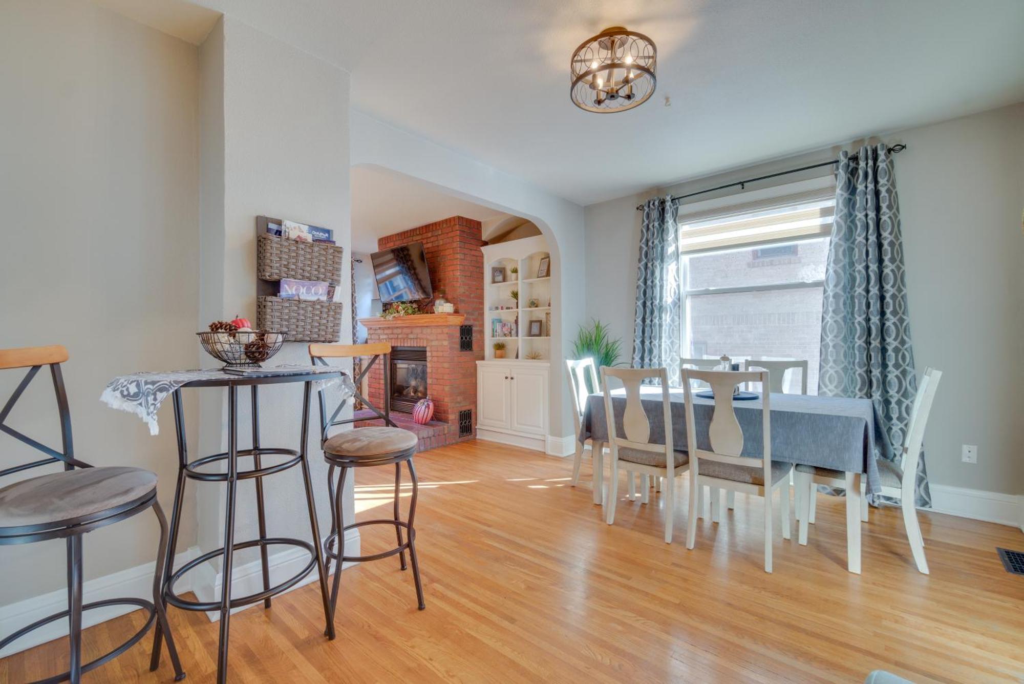 Charming Getaway, Walk To And Downtown! Holiday home *