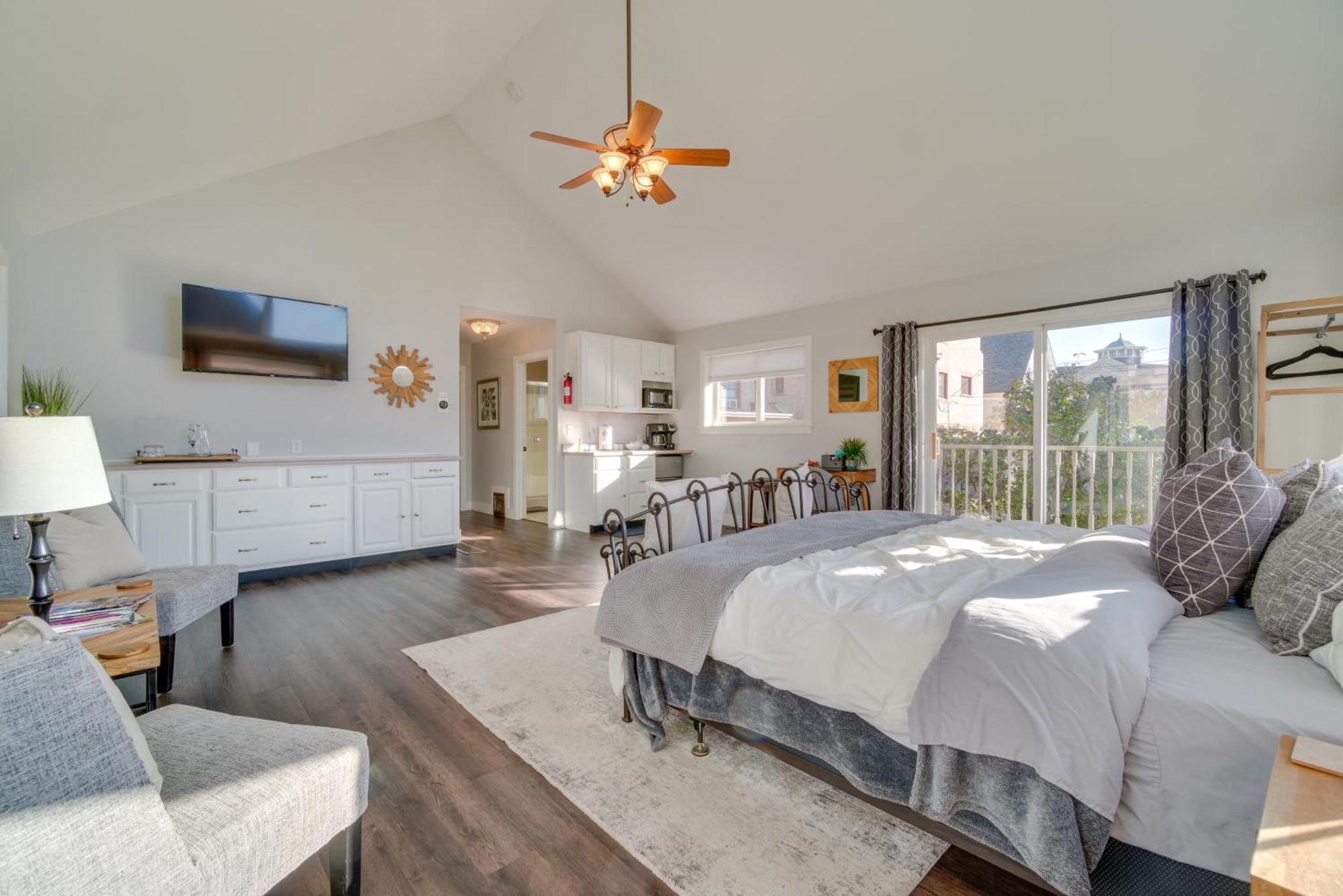 Charming Getaway, Walk To And Downtown! * Windsor