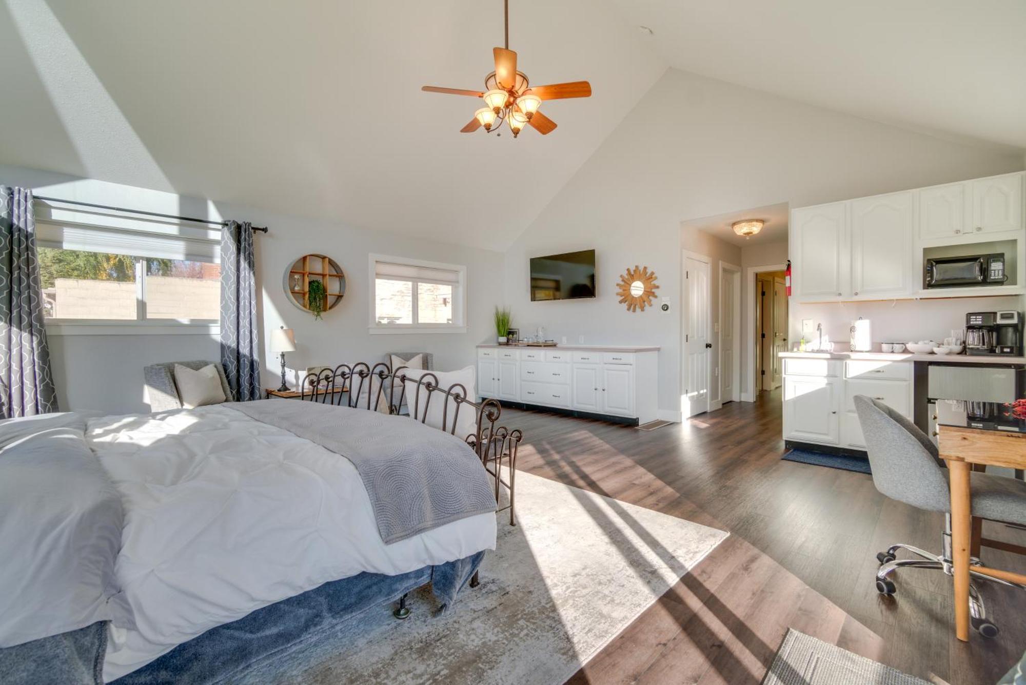 Holiday home Charming Getaway, Walk To And Downtown!