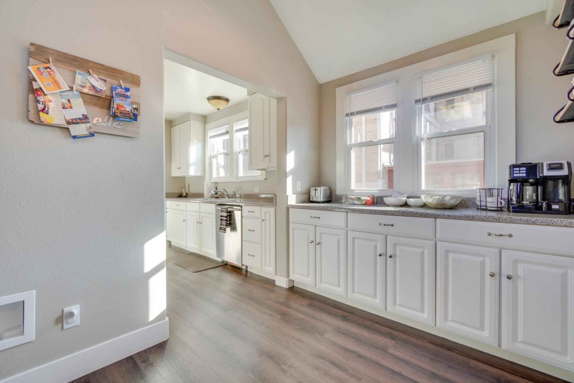 Charming Getaway, Walk To And Downtown! Holiday home Windsor
