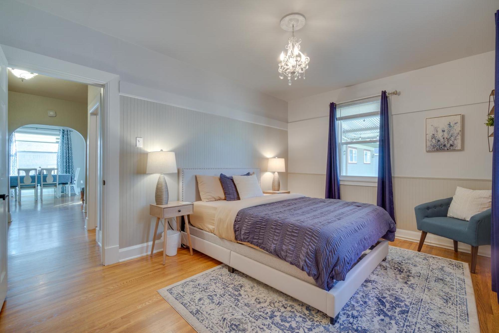 Holiday home Charming Getaway, Walk To And Downtown! *