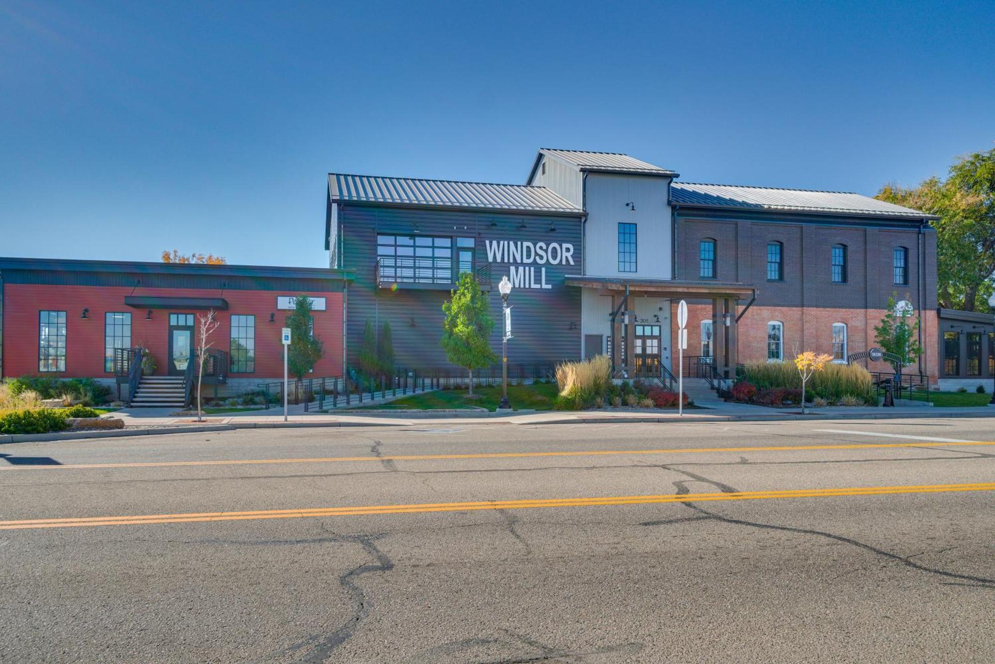 Charming Getaway, Walk To And Downtown!