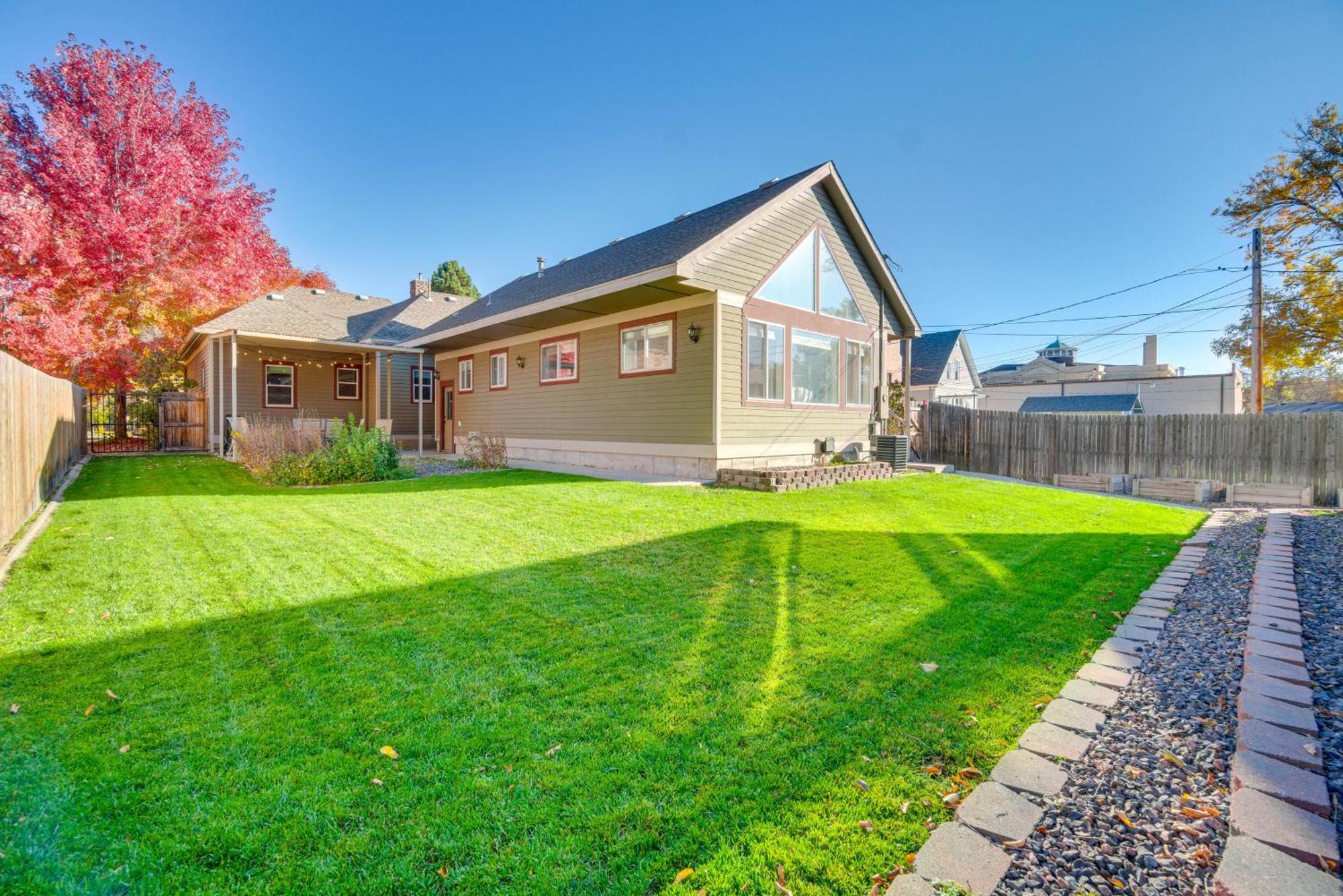 Holiday home Charming Getaway, Walk To And Downtown!