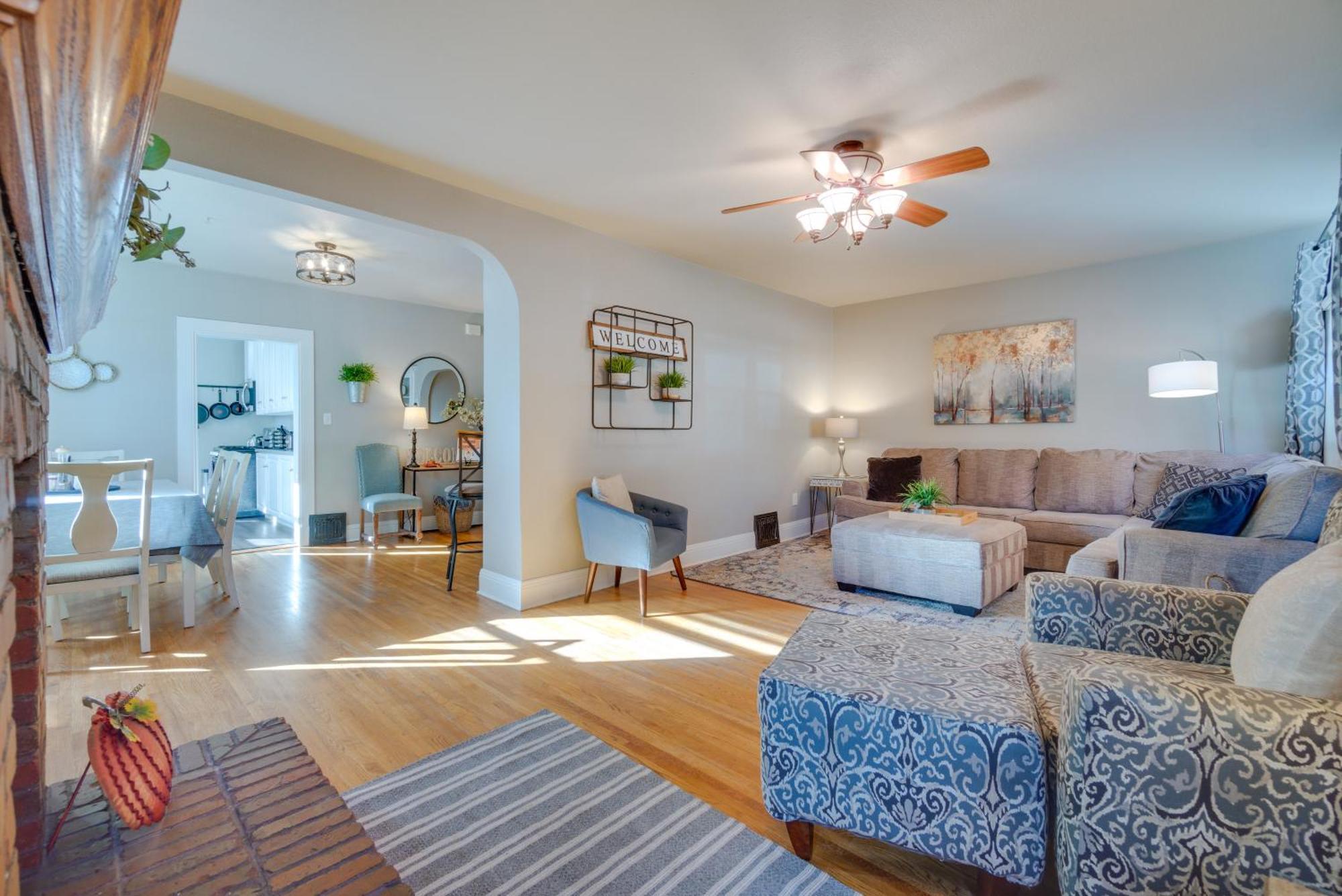 Charming Getaway, Walk To And Downtown! Holiday home *