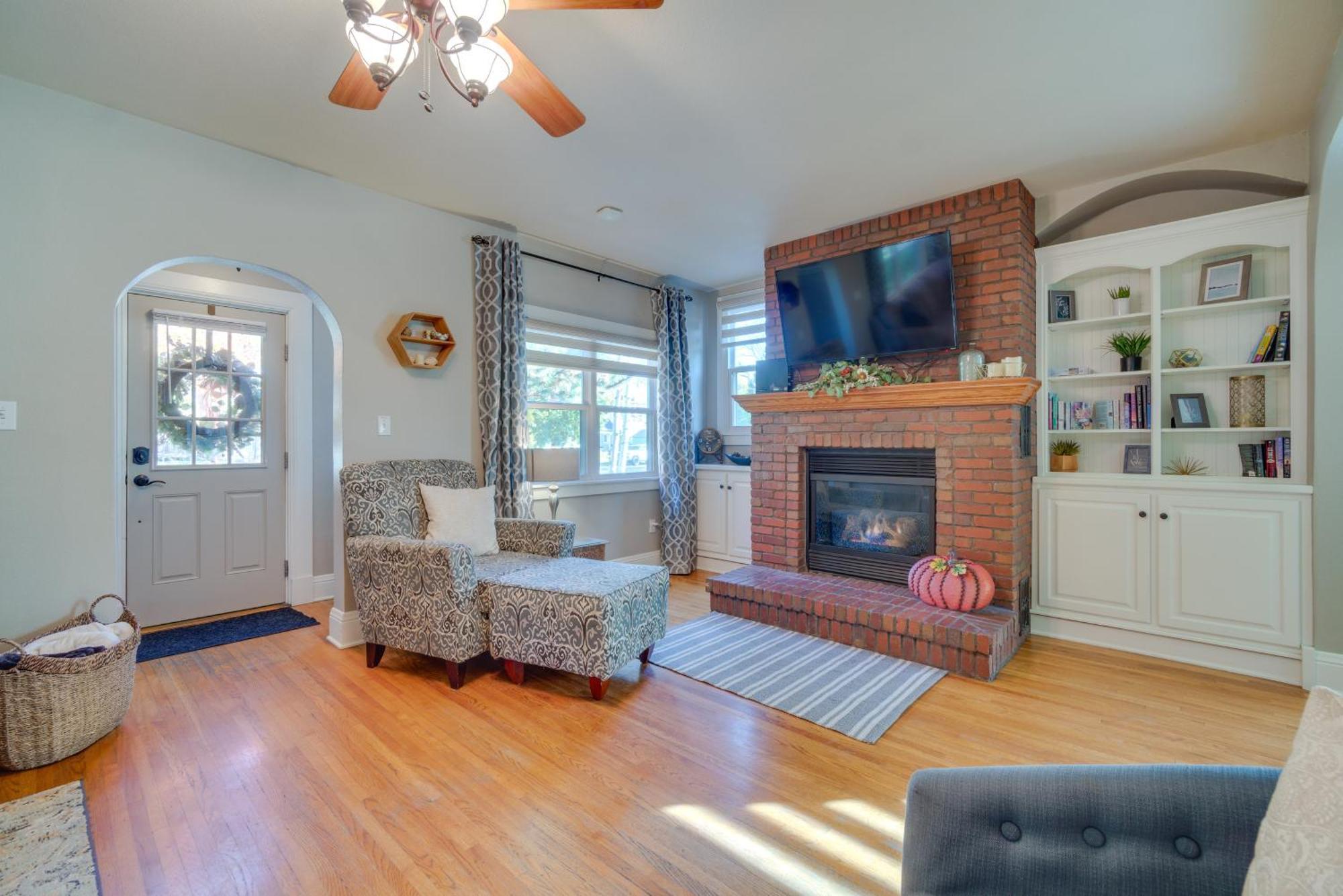 Holiday home Charming Getaway, Walk To And Downtown!