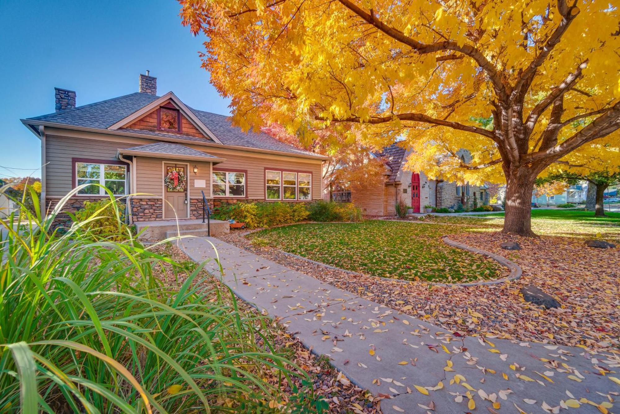 Charming Getaway, Walk To And Downtown! *
